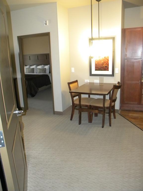 Teddy'S Residential Suites Watford City Extérieur photo