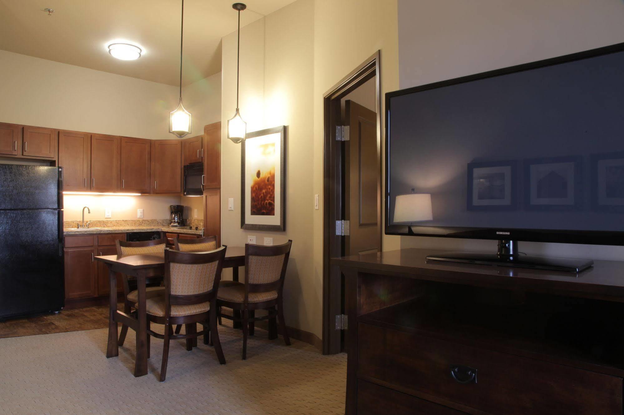 Teddy'S Residential Suites Watford City Extérieur photo